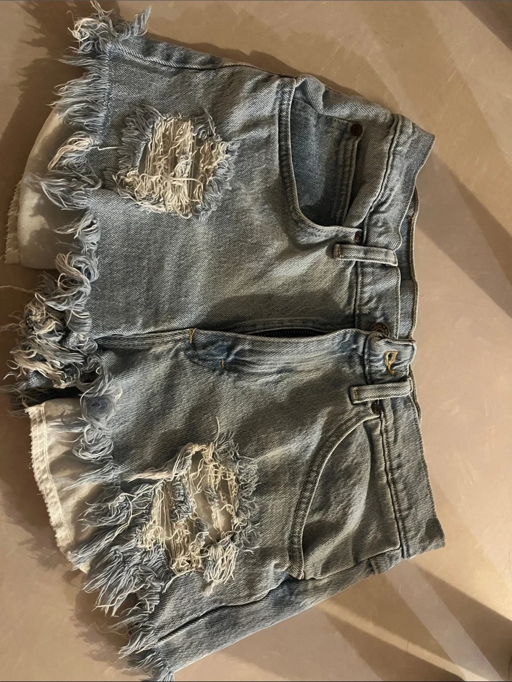 Low-Rise distressed denim wmns wrangler shorts. Size 29-30